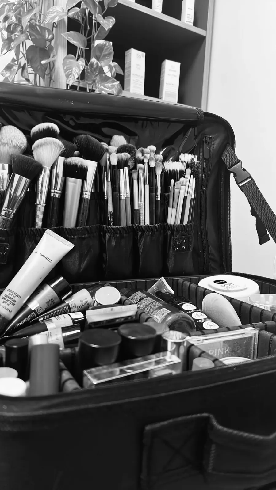 A maleta de pincéis e produtos da Laura, em preto e branco