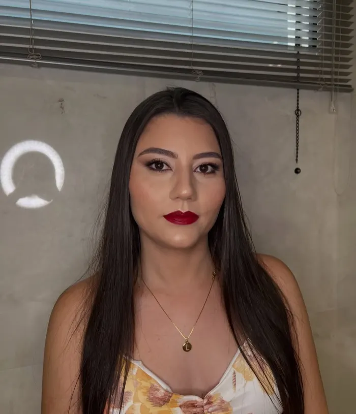 Cliente maquiada com batom vermelho