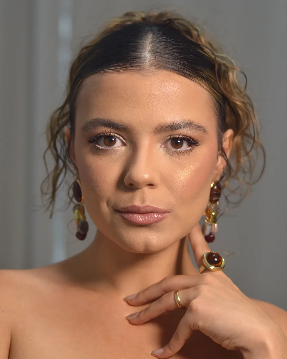 Cliente com makeup glow de pele natural e olhar marcado